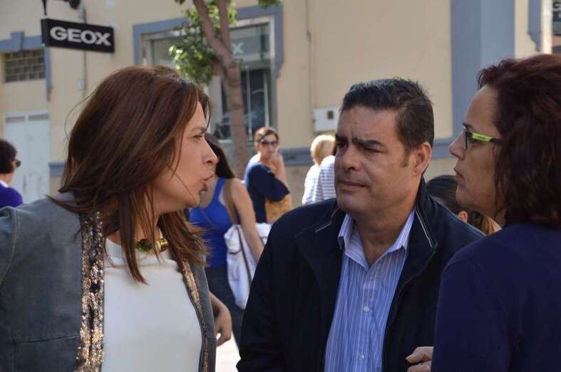 La alcaldesa Carmen Hernández conversa con el concejal de Servicios Sociales y su directora general (Foto TA)