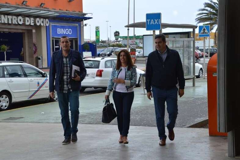 La alcaldesa Carmen Hernández (c) y el concejal de Servicios Sociales, Diego Ojeda (d) (Foto TA)