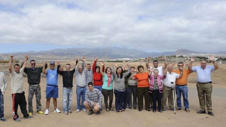 En Lomo los Frailes. Vecinos del barrio, en una foto de archivo, delante de la zona donde irá el complejo (Foto C7/ Arcadio Suárez)
