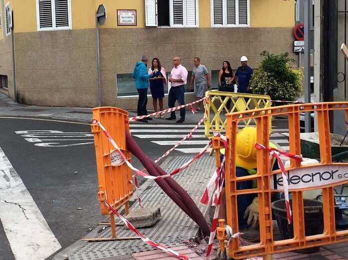 La alcaldesa y el concejal de Alumbrado Público visitaron este martes las obras (Foto TA)