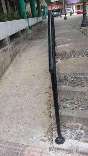 Arreglo de la barandilla metálica de la Plazoleta Doña Rafaela (Foto TA)