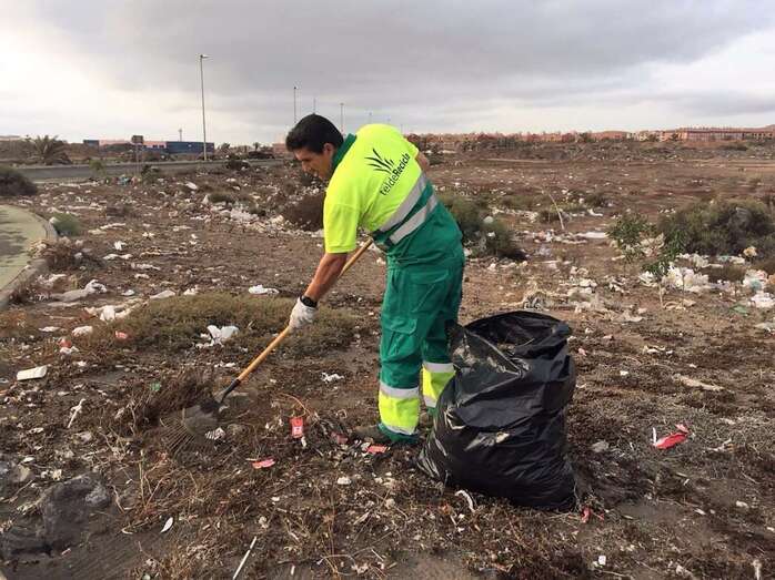 Los cinco operarios dedicaron varias horas a peinar esta parcela municipal (Foto TA)