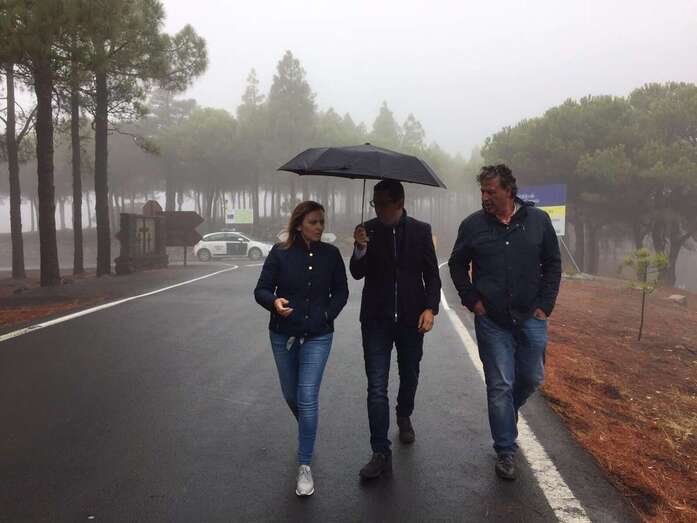 Pablo Rodríguez con la consejera Nieves Lady Barreto y el alcalde de San Mateo, en la cumbre grancanaria (Foto TA)
