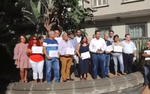 Alejandro Ramos, arropado por miembros del PSOE de Telde y de la Isla (Foto TA)