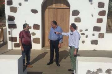 Juan Martel y Eloy Santana han visitado el barrio cumbrero que se prepara estos días para la celebración de sus fiestas (Foto TA)