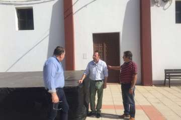 Juan Martel y Eloy Santana han visitado el barrio cumbrero que se prepara estos días para la celebración de sus fiestas (Foto TA)