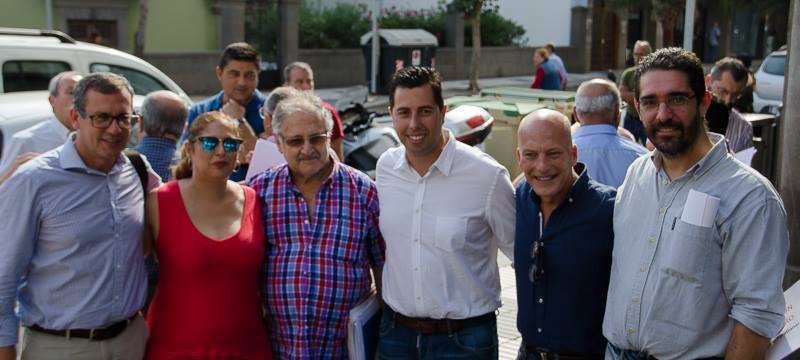 Alejandro Ramos, en el centro de la imagen, con militantes del PSOE que apoyan su candidatura (Foto TA)