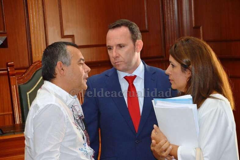 La alcaldesa Carmen Hernández y el concejal Álvaro Monzón, a los pocos minutos de finalizar el Pleno de hoy (Foto TA)