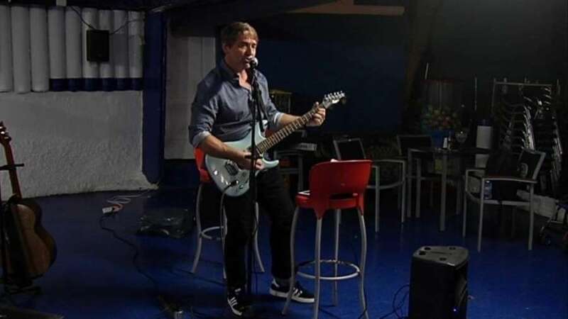 El magistrado Salvador Alba debutó ayer como cantante en Salinetas (Foto C7)