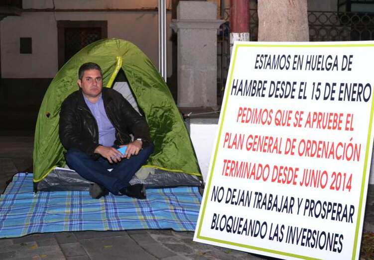 Gonzalo Cáceres protagonizó una huelga de hambre en la plaza de San Juan en 2015 (Foto TA)