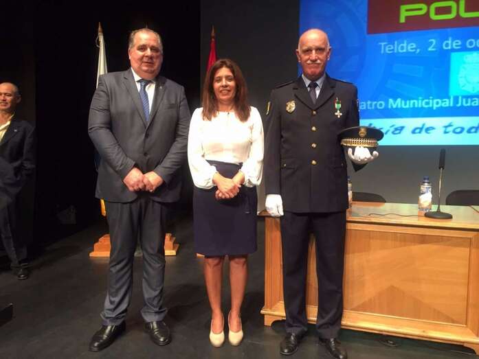 El jefe de la Policía Local, Félix Ramos, recibió en el acto la cruz con distintivo blanco al Mérito Policial (Foto TA)