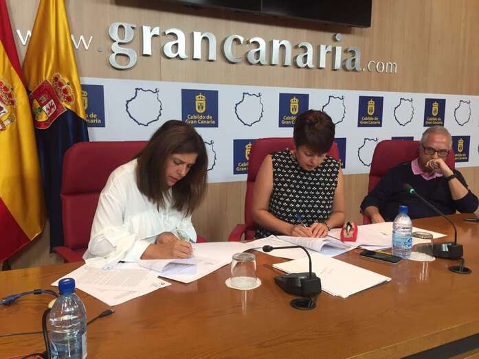 La alcaldesa Carmen Hernández (i) junto a la consejera Minerva Alonso (d) (Foto TA)