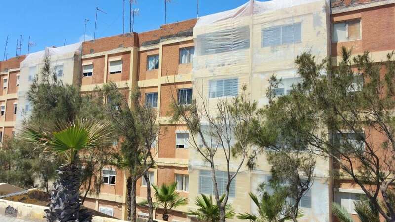 La caída de cascotes ha obligado a instalar una malla de protección en Los Marinos en Melenara (Foto TA)