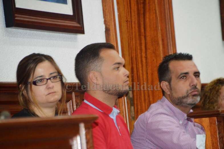 Esther González y Guillermo Eugenio, a su izquierda, en el último Pleno del Ayuntamiento de Telde (Foto TA)