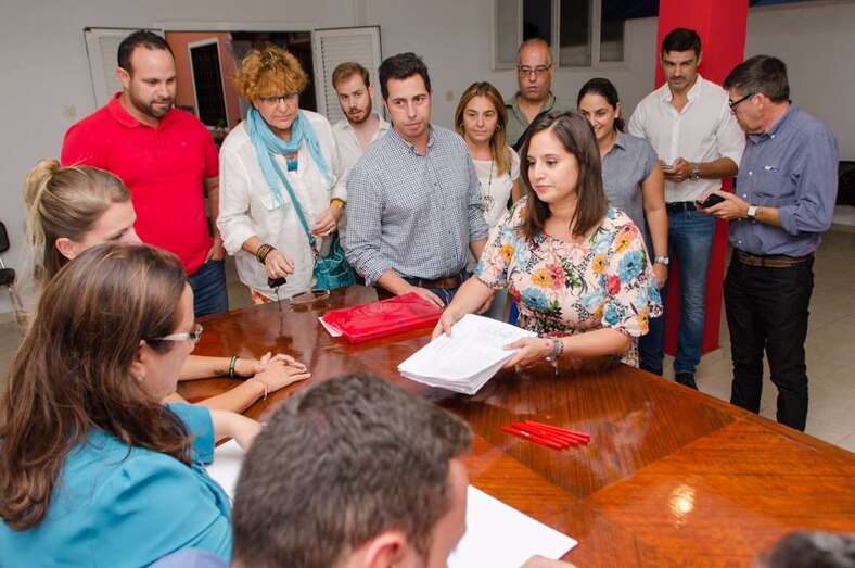 Momento de la entrega de avales de la candidatura de Alejandro Ramos (Foto TA)