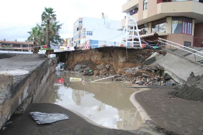 Destrozos en la playa de La Garita ocasionados por las lluvias torrrenciales de octubre de 2015 (Foto Jesús Ruiz Mesa)