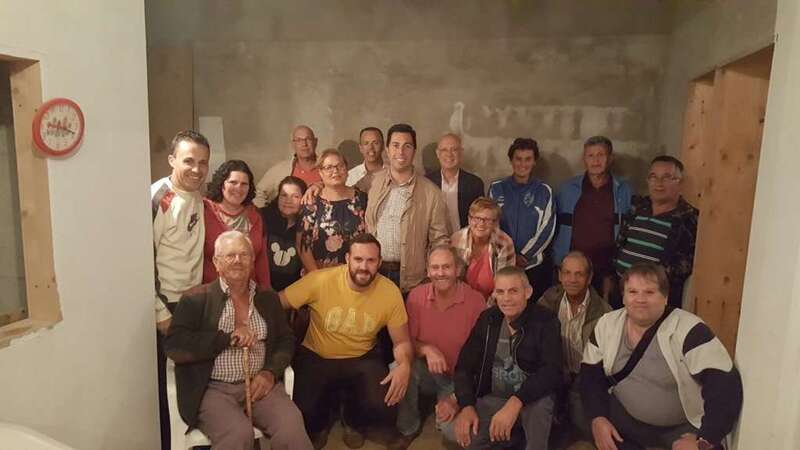 Ramos con militantes del PSOE de Artenara (Foto TA)