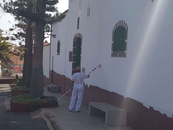 Operarios municipal adecenta el exterior del cementerio de Los Llanos (Foto TA)
