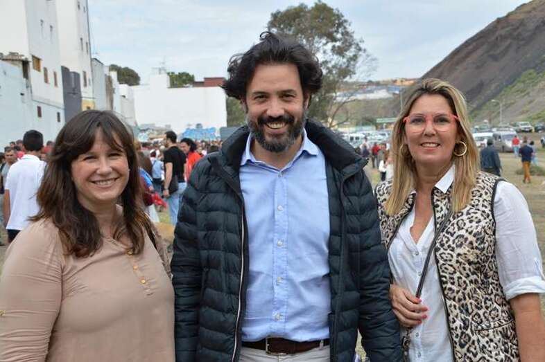 Guillermo Mariscal, en una imagen de archivo durante un acto de campaña en Jinámar con María González Calderín (d) y Meluca Suárez (i) (Foto TA)