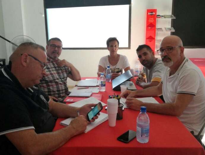 El edil socialista Gregorio Viera, trabajando el documento con representantes sociales y sindicales de Telde (Foto TA)
