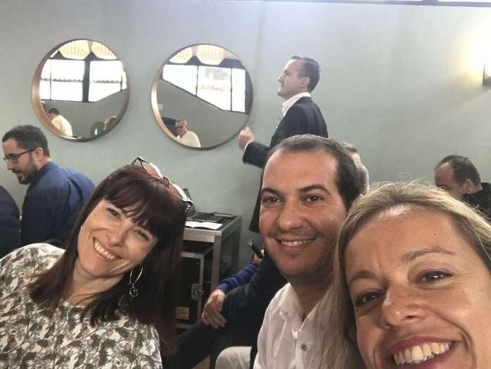 Sonsoles Martín (d) con compañeros de su partido en el encuentro de líderes locales del PP (Foto TA)