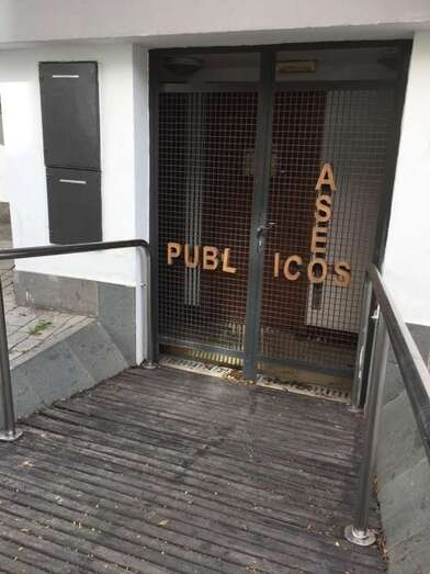 Baños públicos de Los Llanos, cerrados a cal y canto (Foto TA)