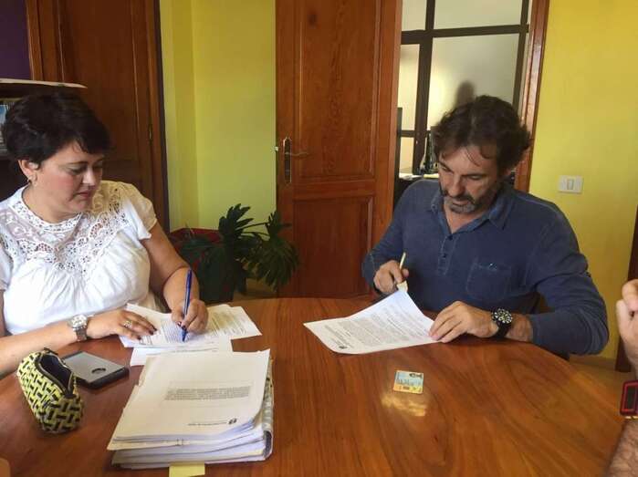 Óscar Camps (d), director de la empresa y también fundador de la ONG Proactiva Open Arms, firmó el contrato (Foto TA)