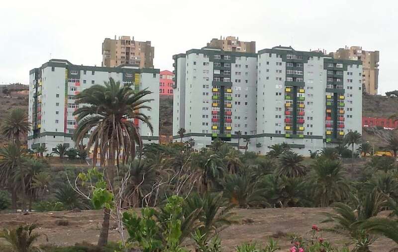 Imagen de los bloques remozados recientemente en el Valle de Jinámar (Foto TA)