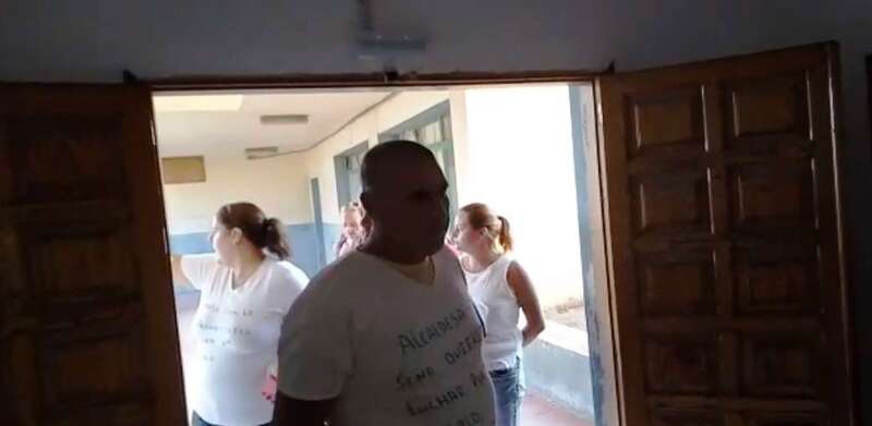 Personas que participaron ayer en el hecho ocurrido en la UTS de Jinámar (Foto TA)