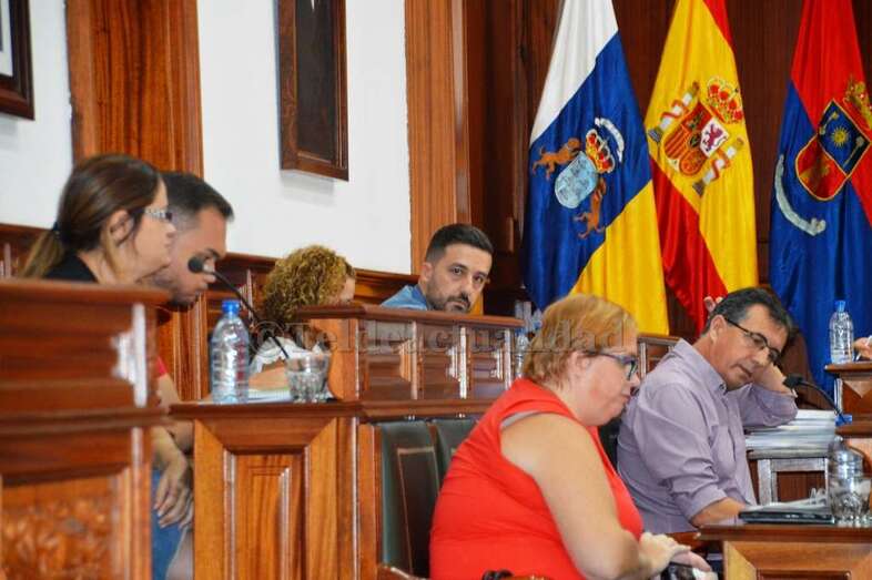 Bancada de parte de la oposición en el Pleno del pasado mes de septiembre (Foto TA)