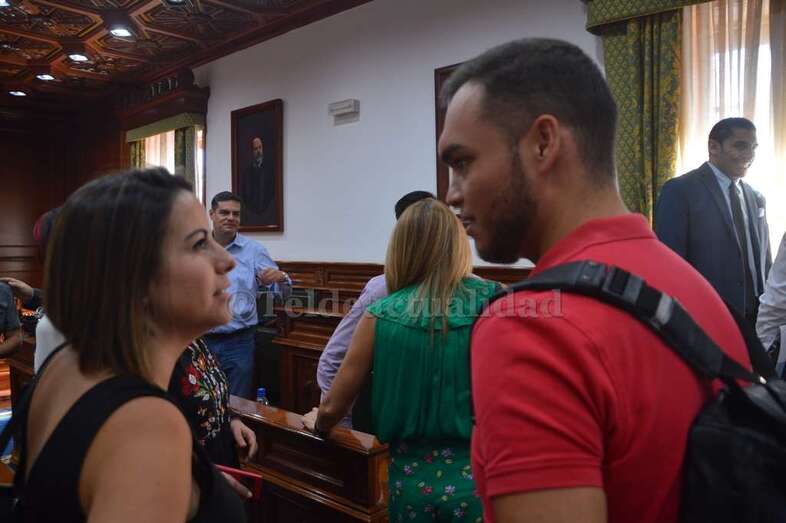 El concejal Guillermo Eugenio Ostolozaga con la edila socialista Saraiba Leal, tras el Pleno de este viernes (Foto TA)