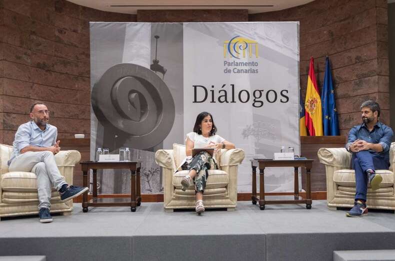 Momento del encuentro que tuvo lugar este viernes en el salón de actos del Parlamento de Canarias (Foto TA)