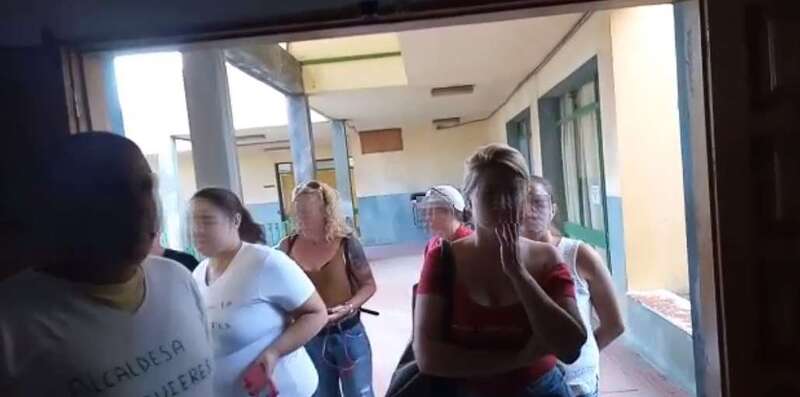 Personas que irrumpieron en la UTS de Jinámar el pasado miércoles (Foto TA)