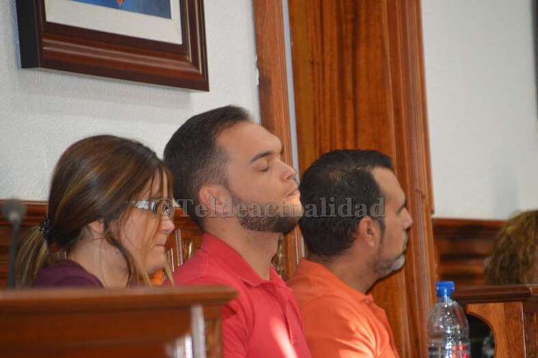 Guillermo Eugenio (c) junto a su compañera Esther González y el concejal de Ciuca, Norberto Melián (Foto TA)