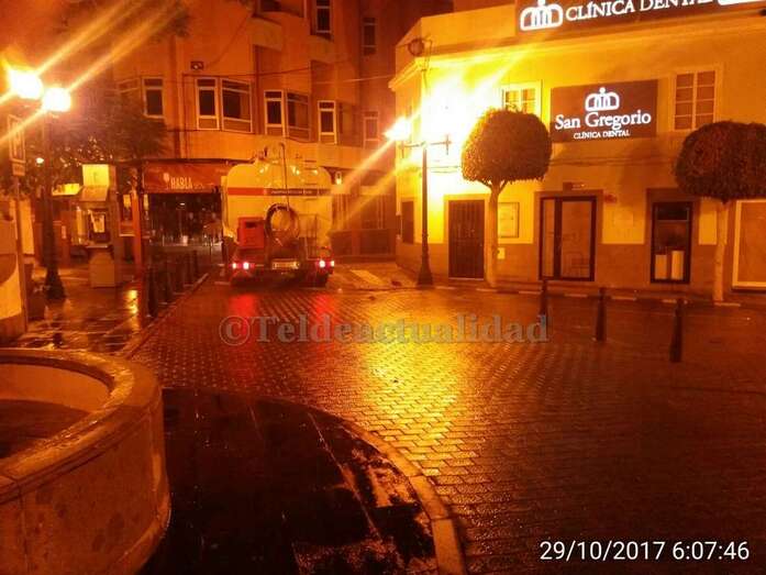 Intervención de los equipos de limpieza, esta madrugada en Los Llanos (Foto TA)