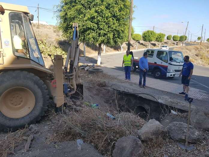 Labores de limpieza en el barranquillo de La Medianía (Foto TA)