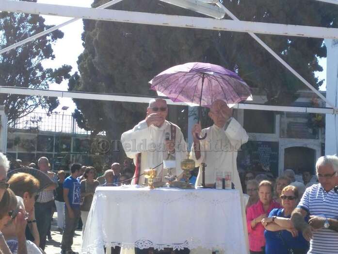En San Juan, los párrocos tuvieron que protegerse del solr con un paraguas durante la misa (Foto TA)