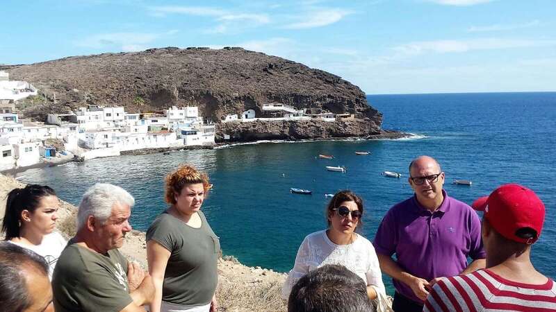 La alcladesa Carmen Hernández y el concejal Agustín Arencibia, conversando este jueves con los vecinos de Tufia (Foto TA)