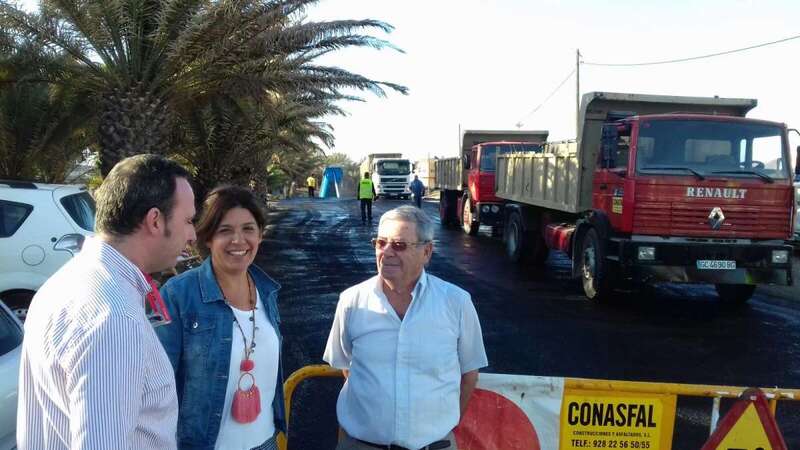 La alcaldesa de Telde, Carmen Hernández, supervisó los trabajos de asfaltado con el concejal Eloy Santana (Foto TA)
