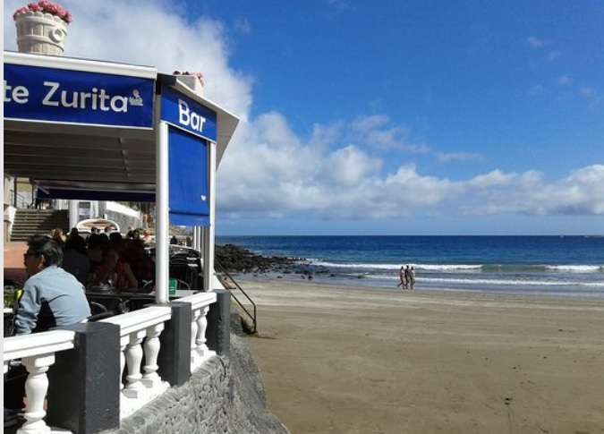 La terraza del bar ocupa el paseo marítimo (Foto TripAdvisor)