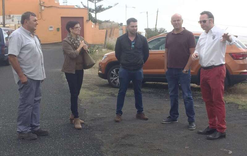 El edil Eloy Santana visitó este lunes ambos barrios (Foto TA)