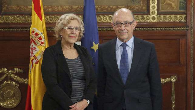 La alcaldesa de Madrid, Manuela Carmena (i),y el ministro de Hacienda y Función Pública, Cristóbal Montoro (Foto EFE)