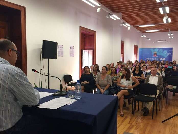 El concejal de Políticas de Igualdad, Agustín Arencibia, presentó esta mañana el programa a colectivos ciudadanos de Telde (Foto TA)