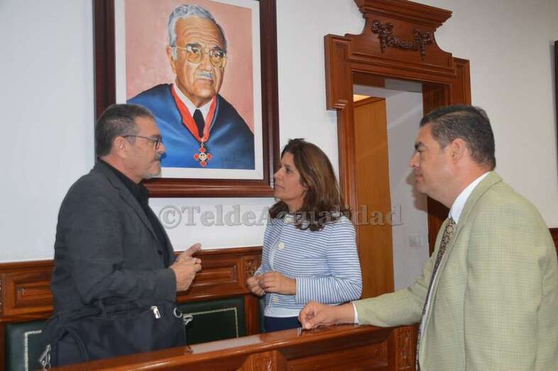 La alcaldesa charla con los ediles Gregorio Viera y Diego Ojeda, tras finalizar el Pleno de este viernes (Foto TA)