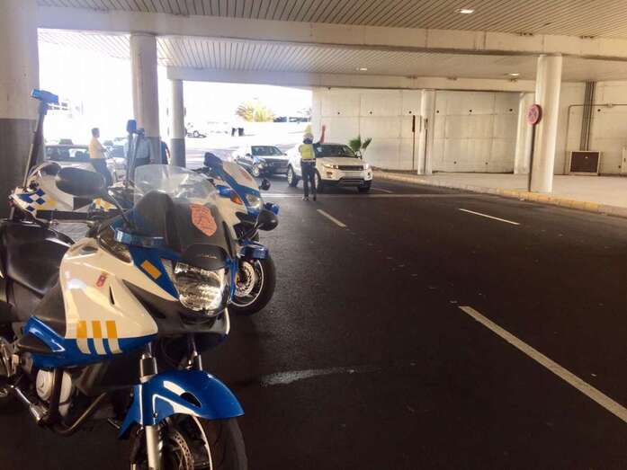 Imagen de un control de la Policía Local de Telde en el Aeropuerto de Gran Canaria (Foto TA)