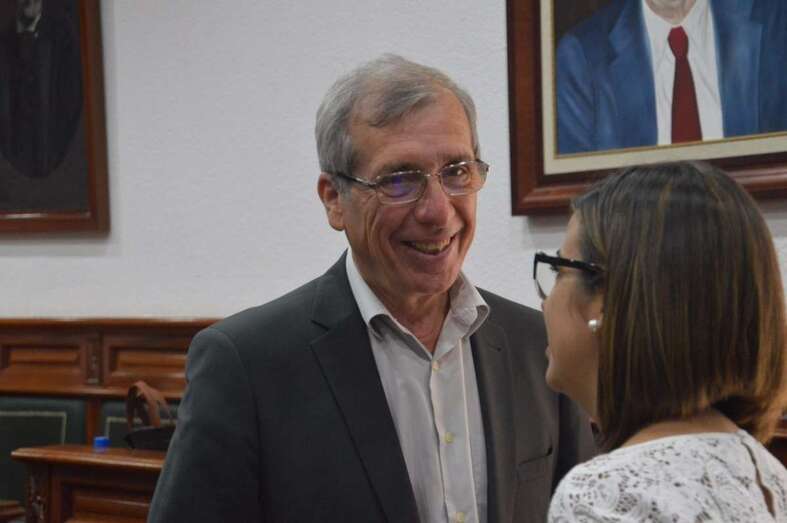Guillermo Reyes, en un Pleno reciente del Ayuntamiento, charla con la concejala socialista Saraiba Leal (Foto TA)
