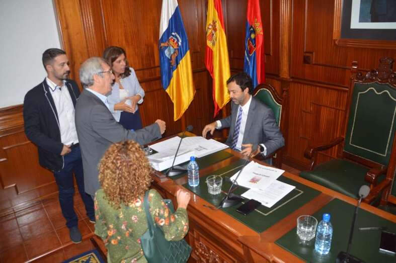La alcaldesa y ediles de Ciuca charlan con el secretario general del Ayuntamiento, tras el Pleno del pasado 10 de noviembre (Foto TA)