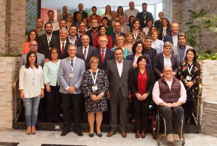 Celeste López entre los asistentes y firmantes del manifiesto (Foto TA)