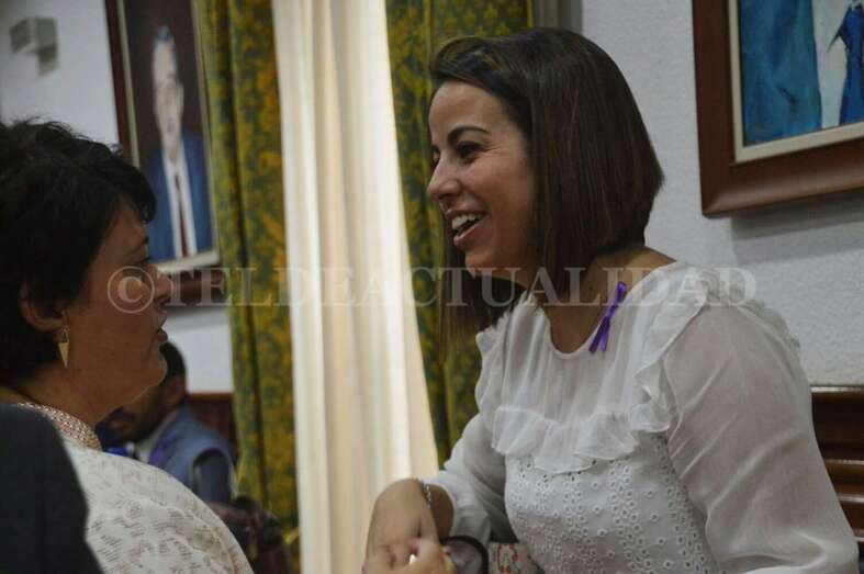 La concejala de Economía y Hacienda conversa con la socialista Saraiba Leal antes de comenzar el Pleno (Foto TA)