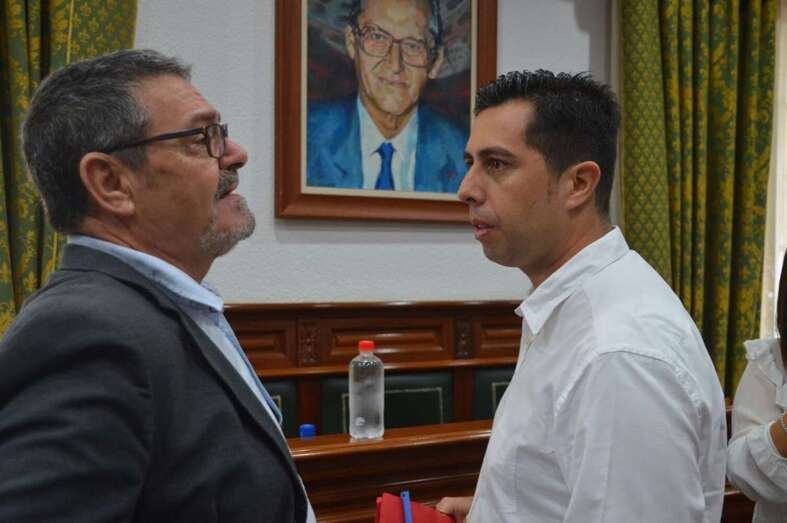 Gregorio Viera y Alejandro Ramos, concejales del PSOE de Telde, en el Pleno de este viernes (Foto TA)